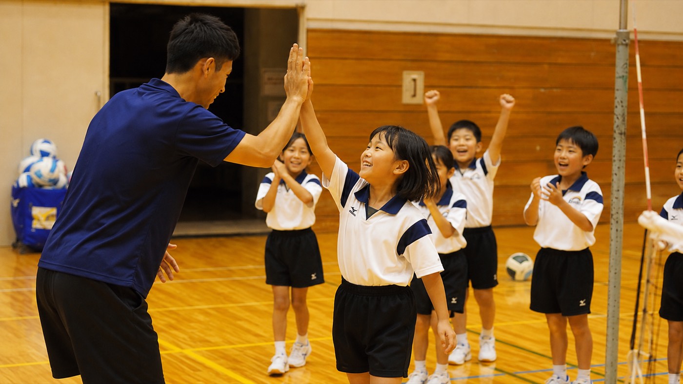 笑顔でバレーを楽しむ子どもたち（イメージ）