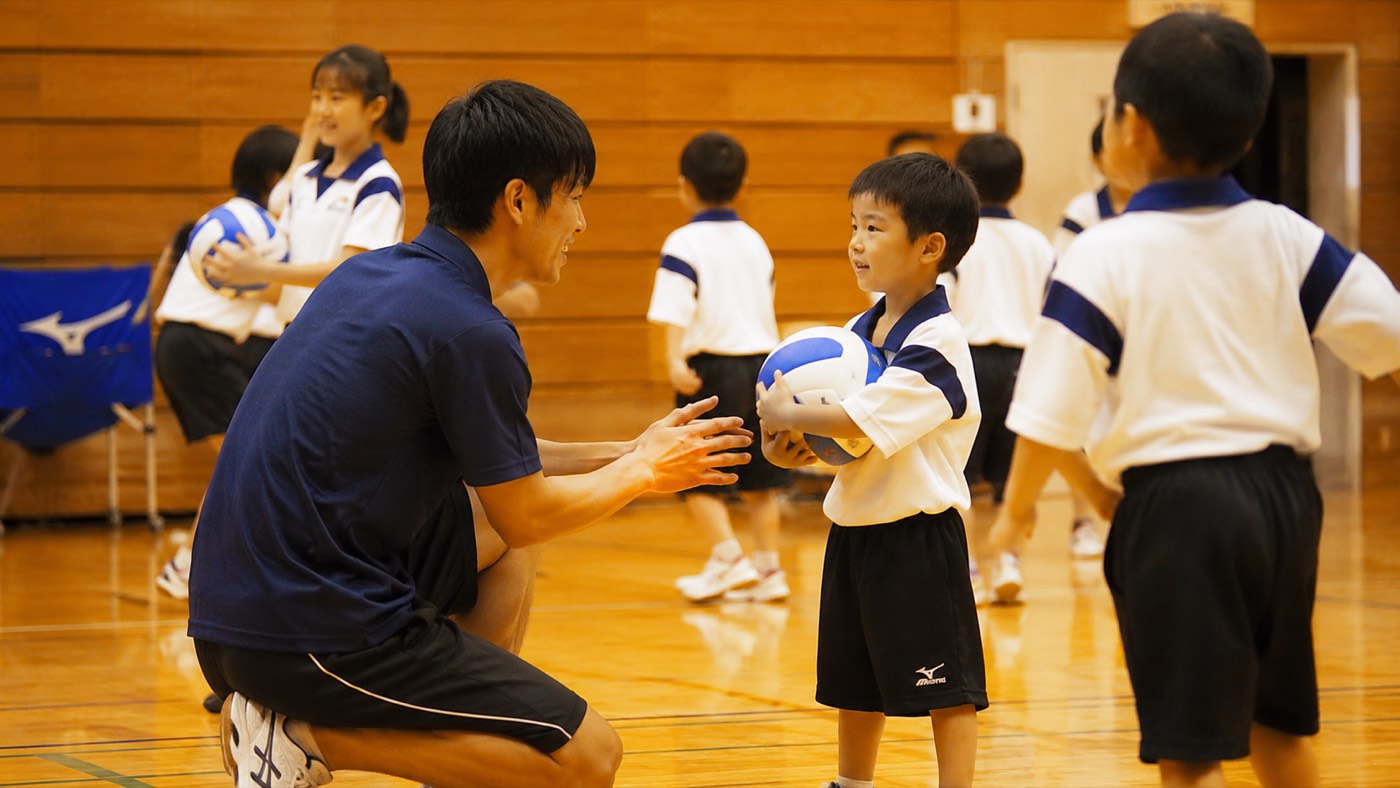 コーチが丁寧に教える様子（イメージ）